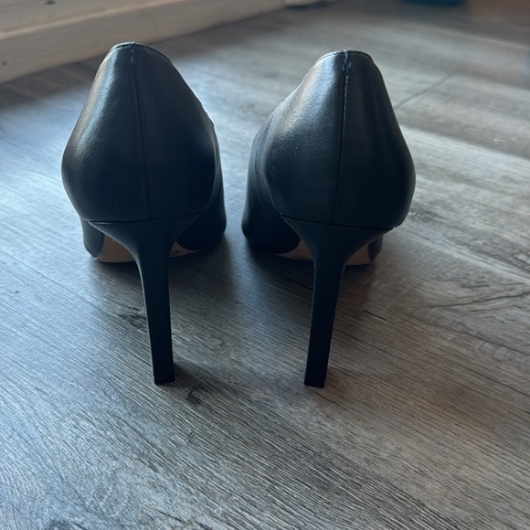 LIKE NEW! Black Leather Vince Camuto Pumps - Picture 5 of 5